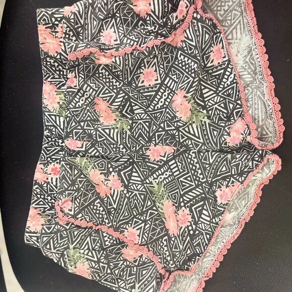 Shorts - Picture 3 of 8